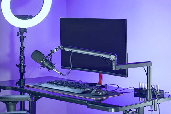 Stanowisko do streamingu z mikrofonem